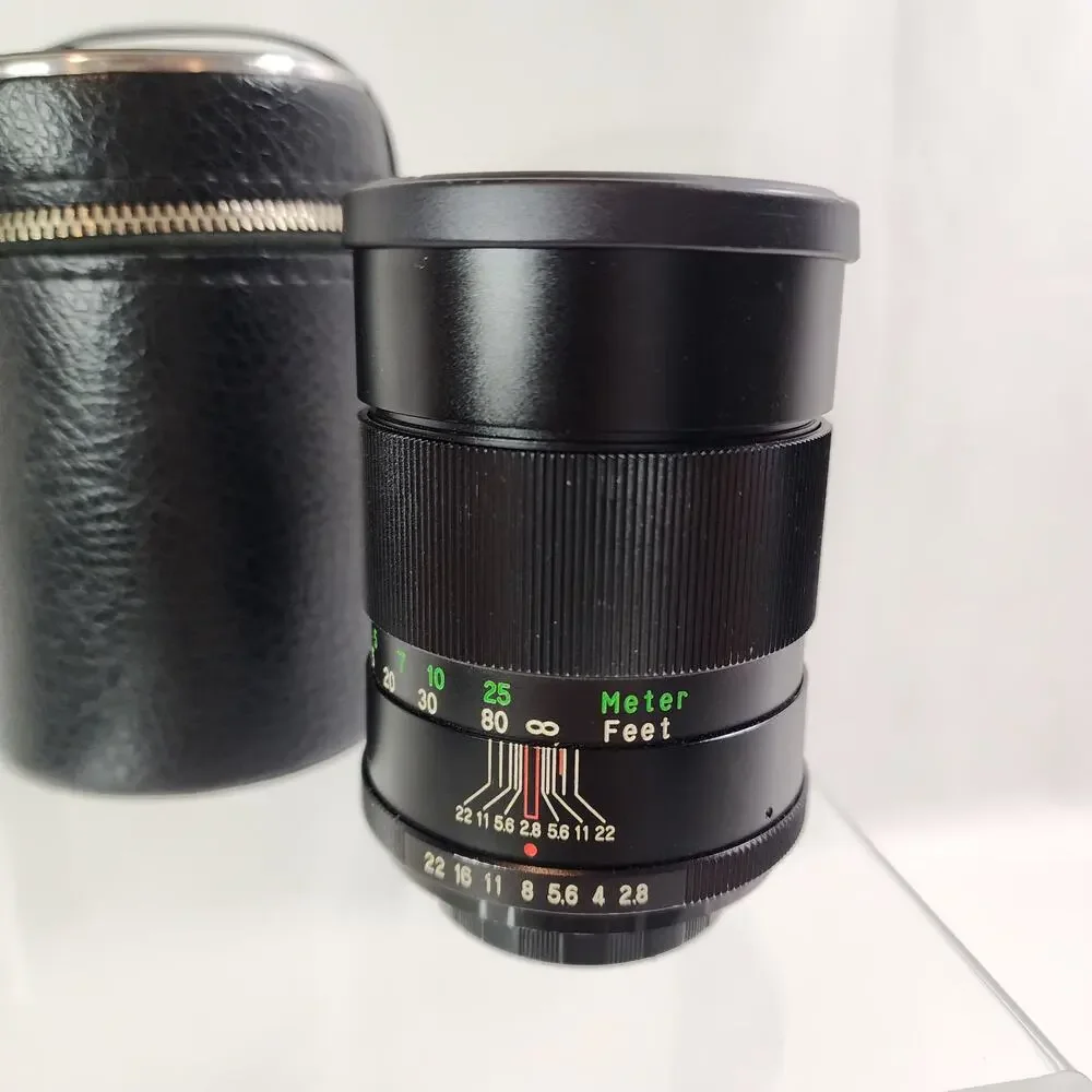 Vivitar 135mm 1/2.8 Telephoto Lens w/ Caps No. 28230016 Comes With Case
